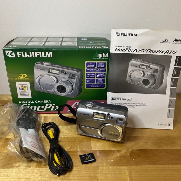 Fujifilm FinePix A205 Video 2MP Digicam Digital Camera Box Cables Tested Works